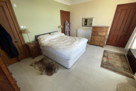 Master bedroom a.JPG