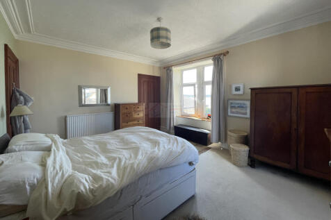 Master Bedroom b.JPG