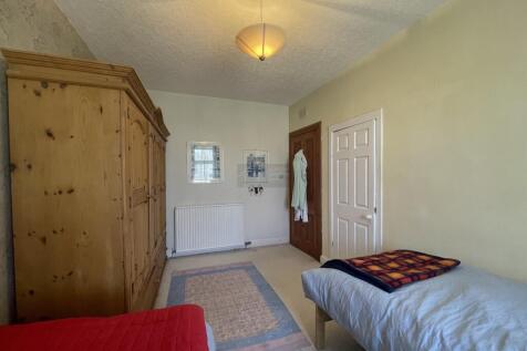 Bedroom 3b.JPG