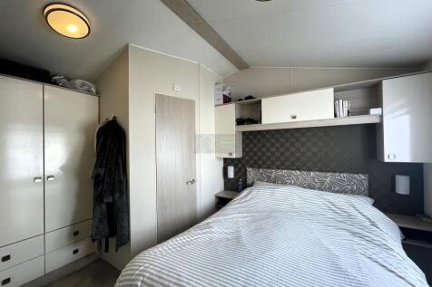 Master Bedroom a.JPG