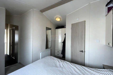 Master Bedroom b.JPG