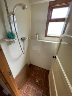 5 Shower room.JPG