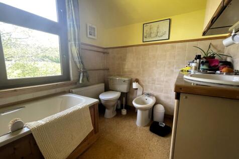 6 Bathroom.JPG