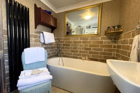 Bathroom a.JPG
