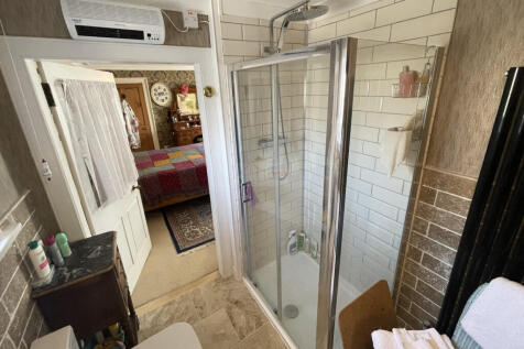 Bathrooom b.JPG