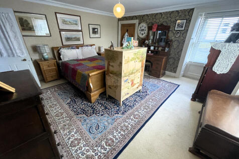 Master Bedroom a.JPG