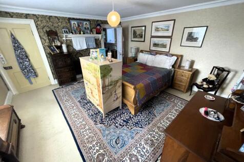 Master Bedroom b.JPG
