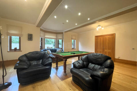 Family Room a.JPG