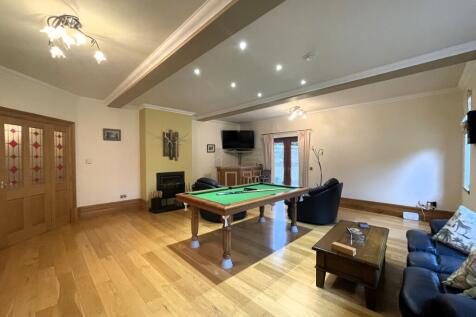 Family Room b.JPG