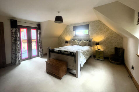 Master Bedroom b.JPG