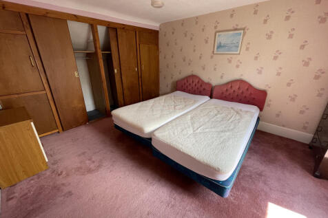 Bedroom 2b.JPG