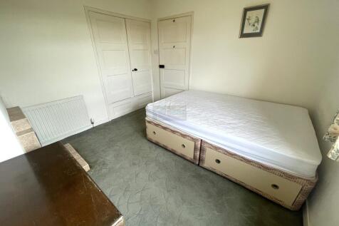 Bedroom 2b.JPG