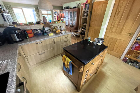 Kitchen b.JPG