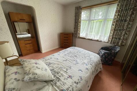 Bedroom 1b.JPG