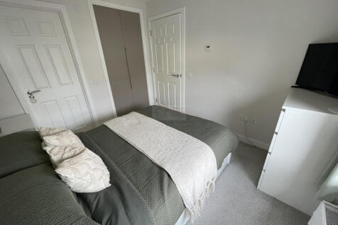 Bedroom 1b.JPG