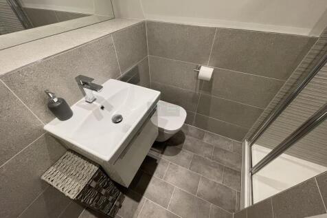 Bed 1 ensuite.JPG