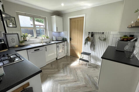 Kitchen a.JPG