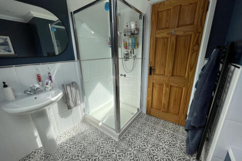 Bathroom b.JPG