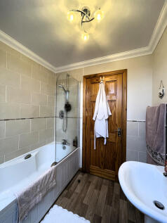 Family Bathroom b.JPG