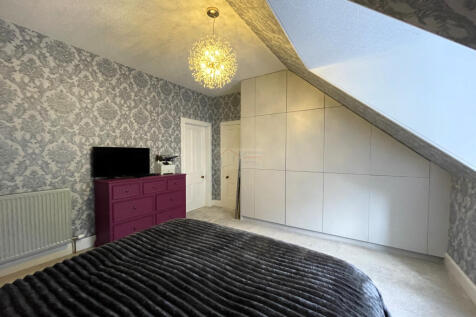 Master Bedroom b.JPG