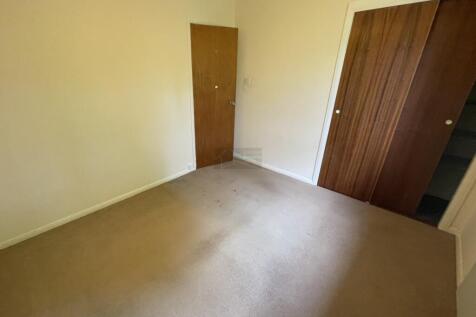 Bedroom 1b.JPG