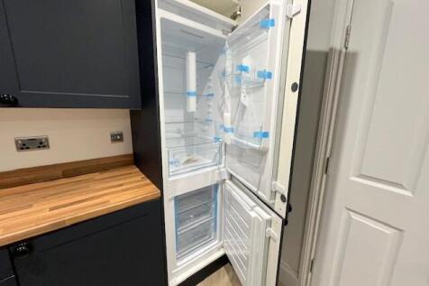 FRIDGE FREEZER