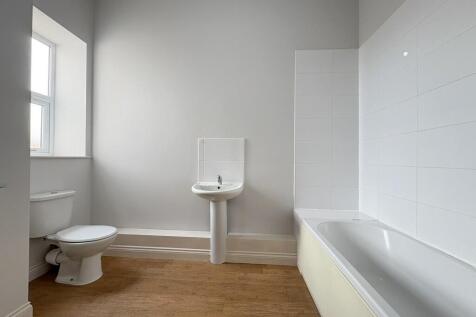 FIRST FLOOR BATHROOM