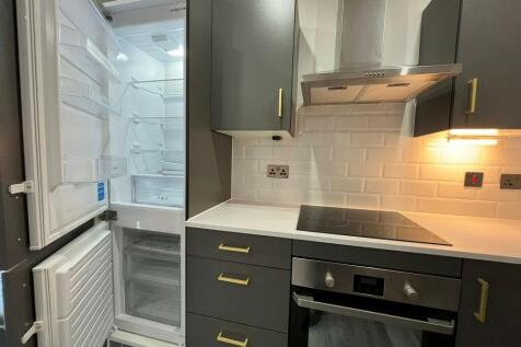 FRIDGE FREEZER