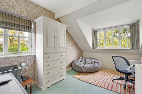 guest bedroom sui...
