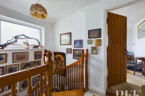 FIRST FLOOR LANDING