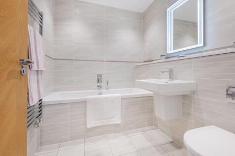 Ensuite Bathroom 4