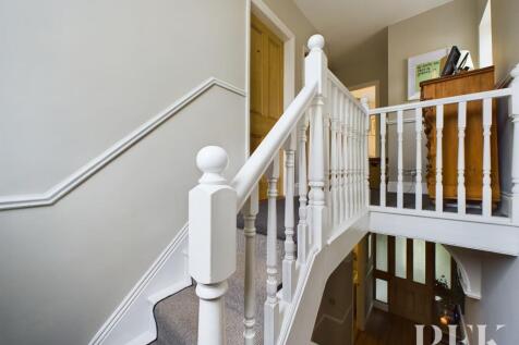 FIRST FLOOR LANDING