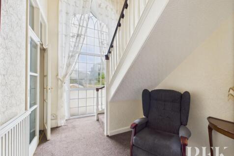 FIRST FLOOR LANDING