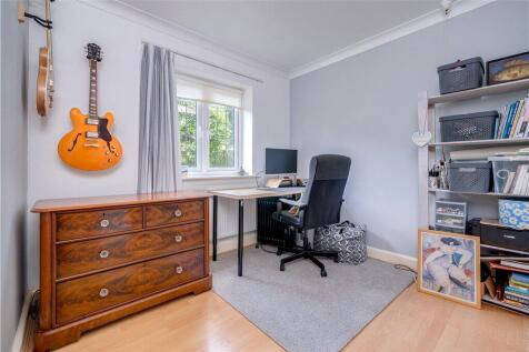 Bedroom / Study