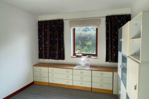Bedroom2_2.JPG