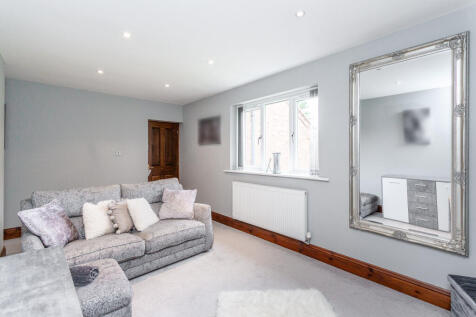 upstairs lounge b/bed 6