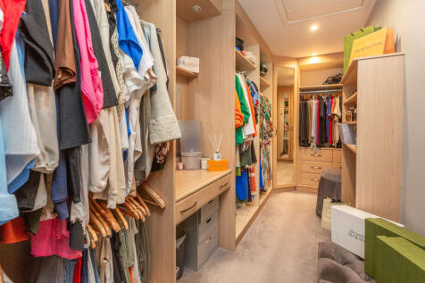 walk-in wardrobe a