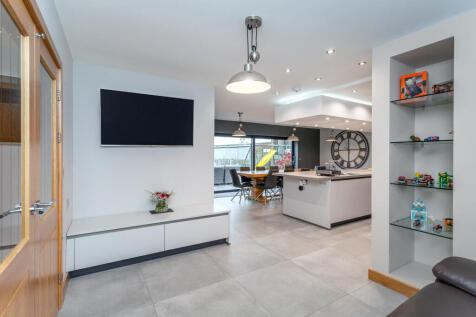kitchen/dining room f