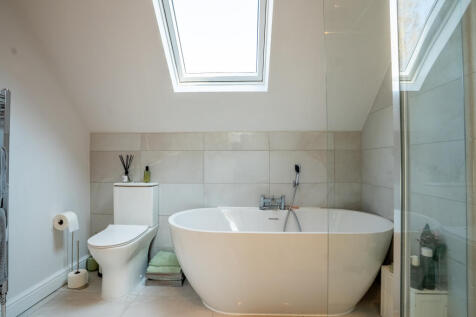 Main Bathroom 3