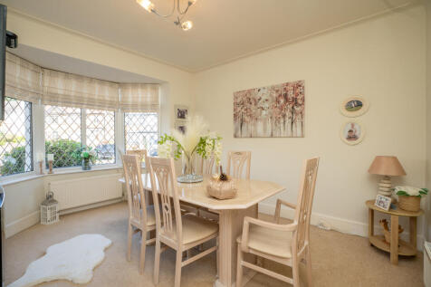bedroom/dining room