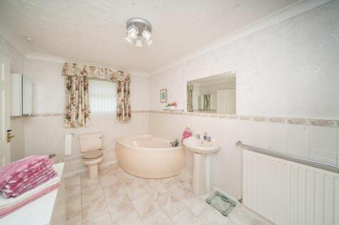 Ensuite Bath / Shower room