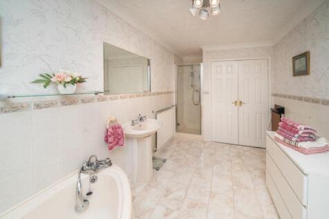 Ensuite Bath / Shower room