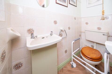 GUEST CLOAKROOM