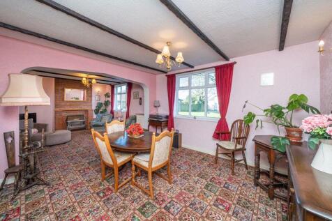 DINING ROOM OPENS TO LOUNGE