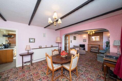 DINING ROOM OPENS TO LOUNGE