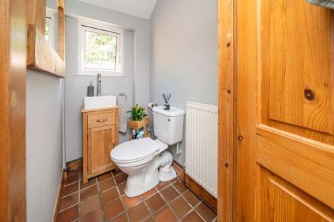 GUEST CLOAKROOM