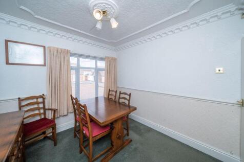 DINING ROOM (OR BEDROOM 3)