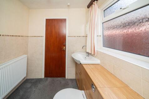 GROUND FLOOR SHOWER ROOM