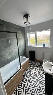 61 Melrose bathro...