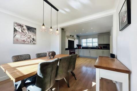 f6fe681f-WhatsApp...